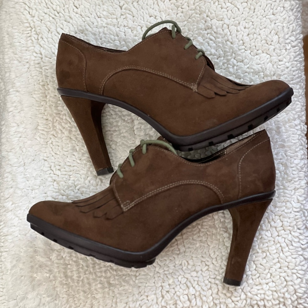 Tahari Temple Brownish Green Fringe Suede Ankle Booties.
Green Laces , Size 8M